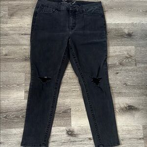 Seven7 Black Skinny Jeans with Sleek Design